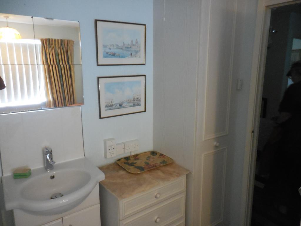 The Tulip Tree Hotel Wilmslow Room photo