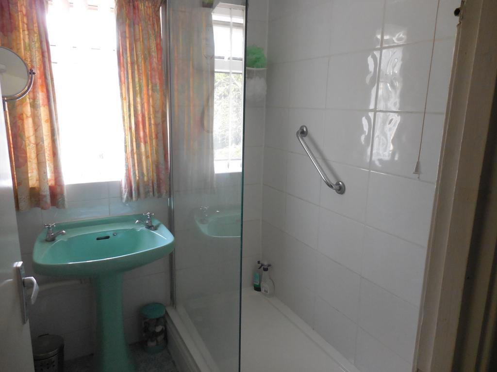The Tulip Tree Hotel Wilmslow Room photo