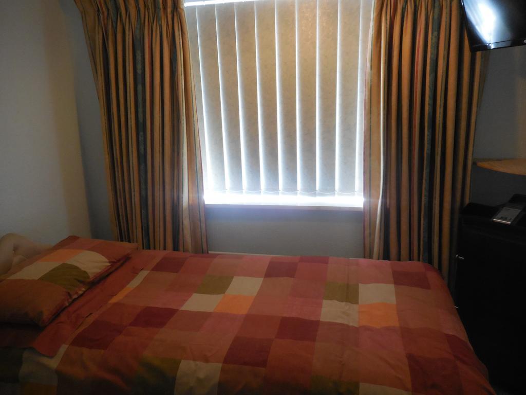 The Tulip Tree Hotel Wilmslow Room photo